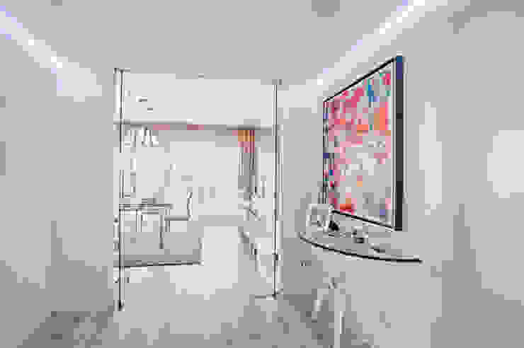 homify Modern corridor, hallway & stairs Glass White