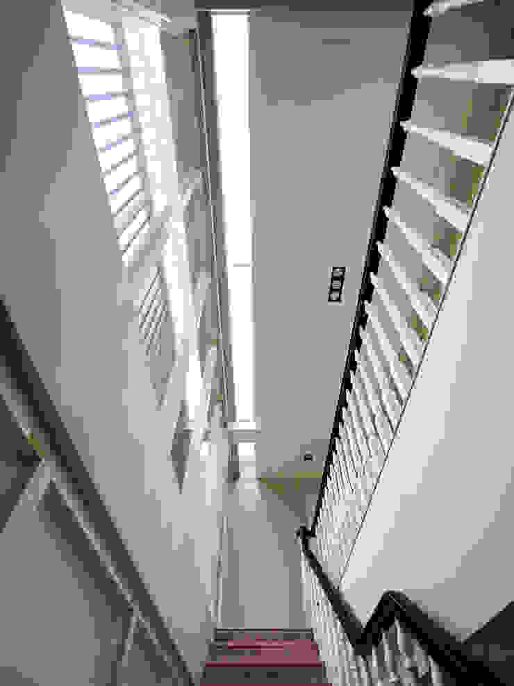 Glocal Architecture Office (G.A.O) 吳宗憲建築師事務所/安藤國際室內裝修工程有限公司 Nowoczesny korytarz, przedpokój i schody