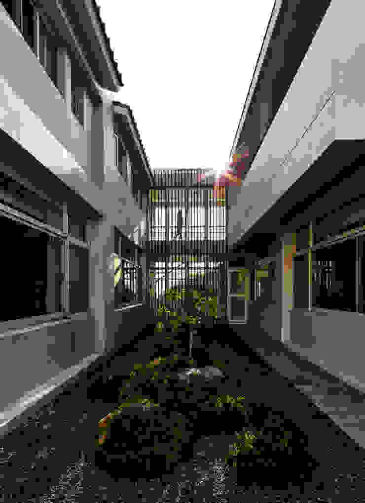 Glocal Architecture Office (G.A.O) 吳宗憲建築師事務所/安藤國際室內裝修工程有限公司 Nowoczesny ogród