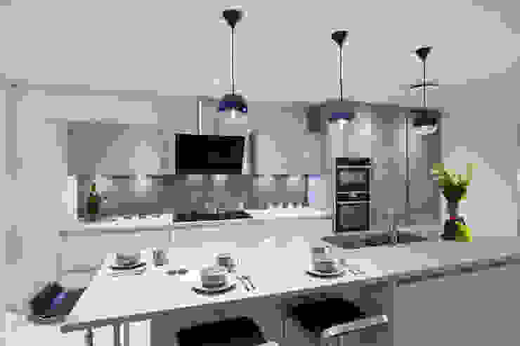 French Grey & Supermatt Cashmere Handleless Kitchen Urban Myth Modern style kitchen Brown