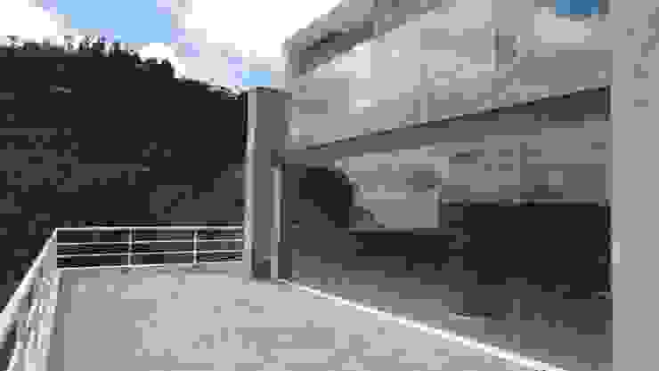 Terraza posterior MARATEA estudio Balcones y terrazas de estilo minimalista Vidrio Gris terraza en la azotea,piso de concreto,fachada de vidrio