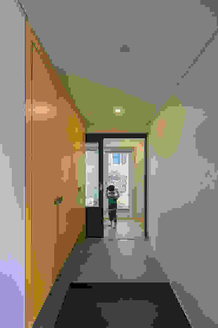 소하 건축사사무소 SoHAA Стены и пол в стиле модерн