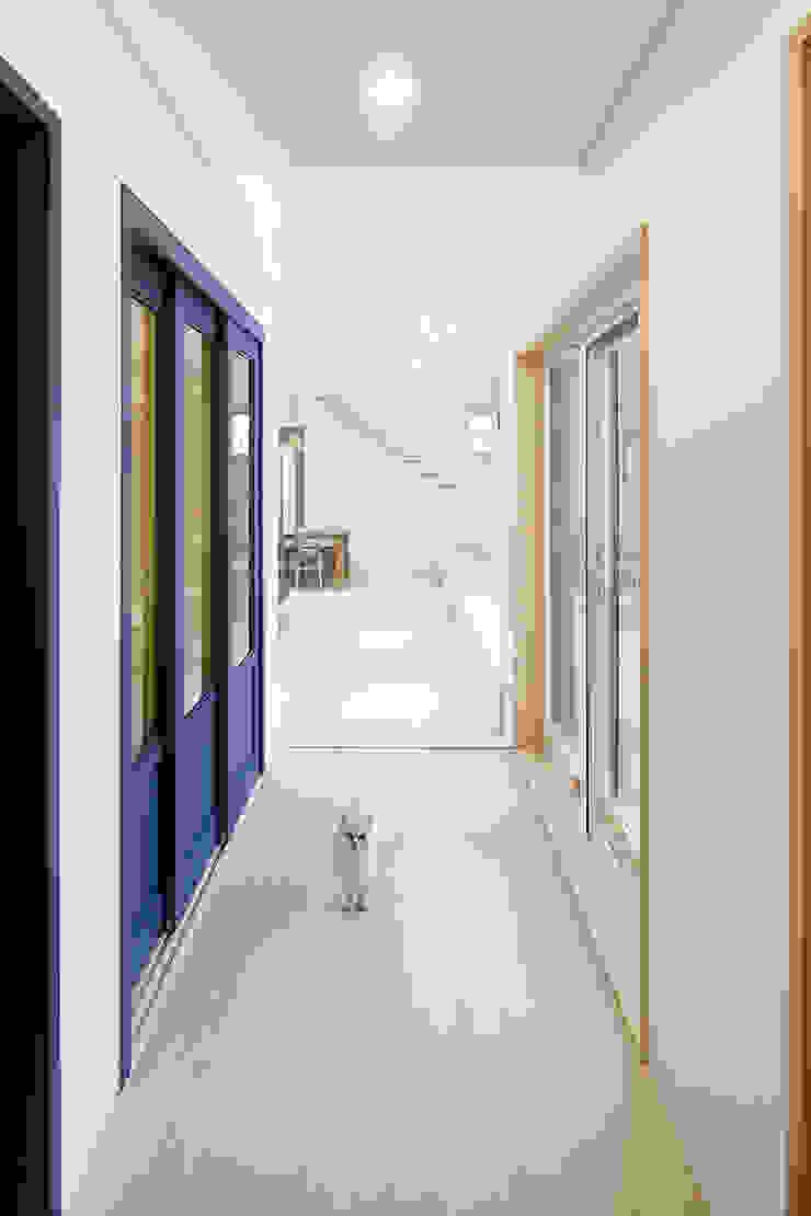 소하 건축사사무소 SoHAA Коридор, прихожая и лестница в модерн стиле