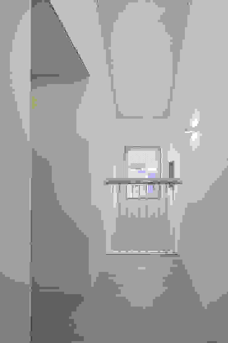 소하 건축사사무소 SoHAA Стены и пол в стиле модерн