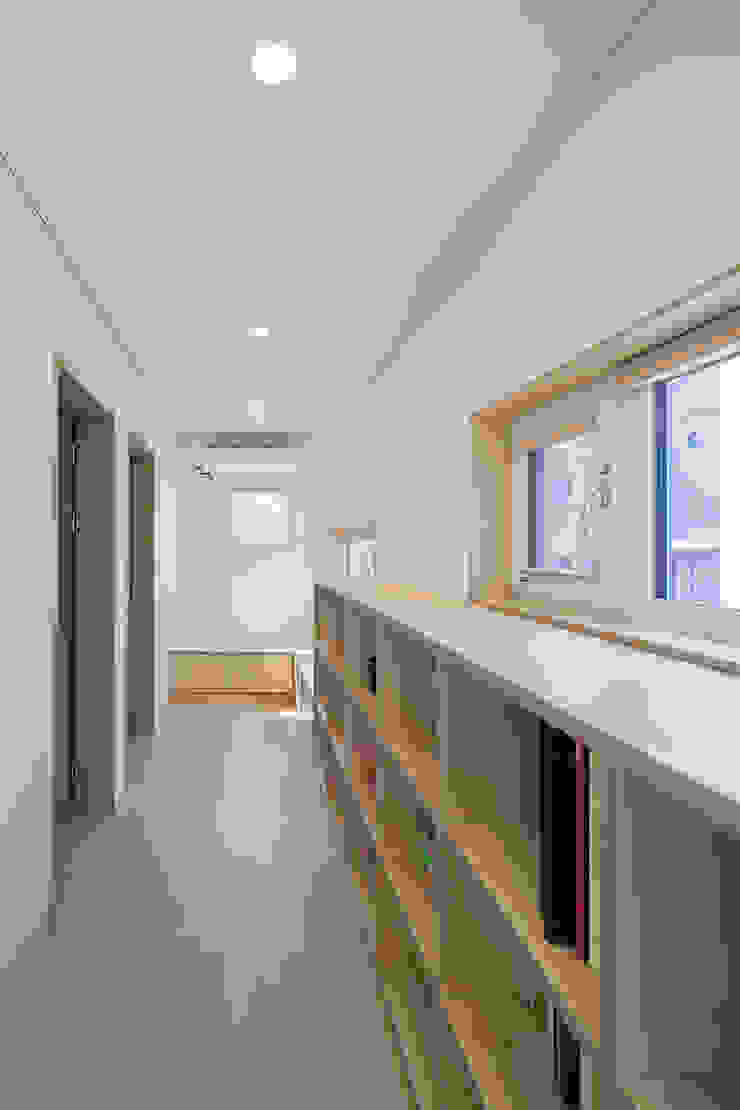 소하 건축사사무소 SoHAA Стены и пол в стиле модерн