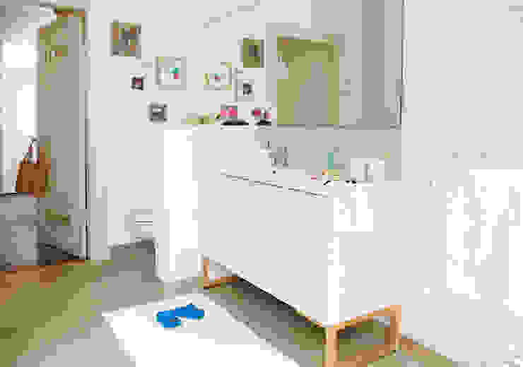 Waschtisch mit kleiner Wand optisch abgetrennt vom WC Birgit Knutzen Innenarchitektur Skandinavische Badezimmer Beige Waschtisch,spiegel