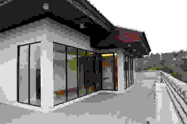 台中室內建築師|利程室內外裝飾 LICHENG Asiatischer Balkon, Veranda & Terrasse