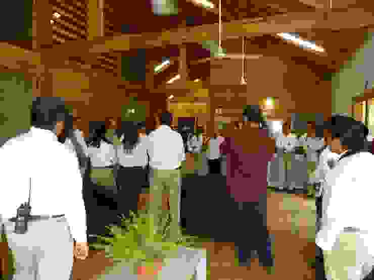 Casas y cabañas de Madera -GRUPO CONSTRUCTOR RIO DORADO (MRD-TADPYC) ห้องทำงาน/อ่านหนังสือ