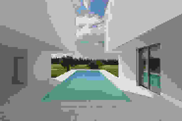 Habitações unifamiliares modernas na natureza, Corpo Atelier Corpo Atelier Piscinas modernas