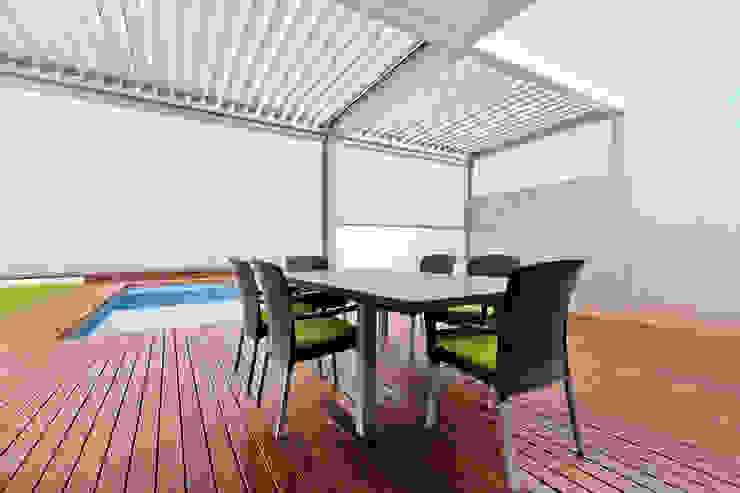 Instalación de pérgolas en hogar minimalista, Saxun Saxun Minimalist house