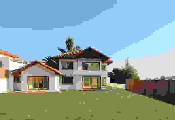 Casa A Carvallo & Asociados Arquitectos Casas de estilo colonial Blanco