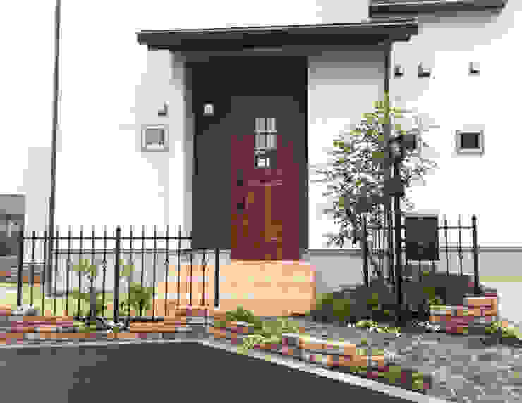 アイアンやクラシカルなレンガを使ったアンティーク感あふれるエクステリア Homify アイアンやクラシカルなレンガを使ったアンティーク感あふれるエクステリア Homify