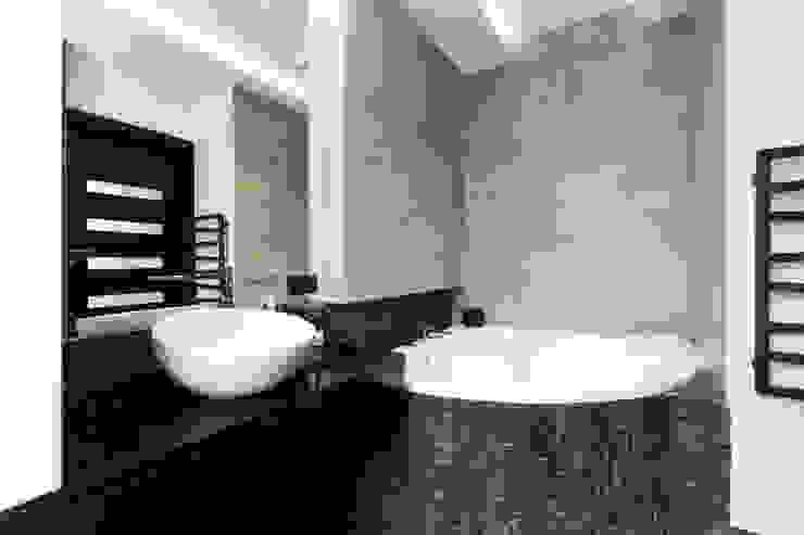 Dom monochromatyczny - realizacja, in2home in2home Minimalist bathroom Black