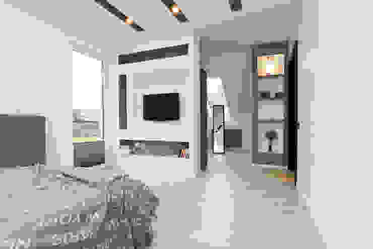 Dom monochromatyczny - realizacja, in2home in2home Minimalist bedroom White
