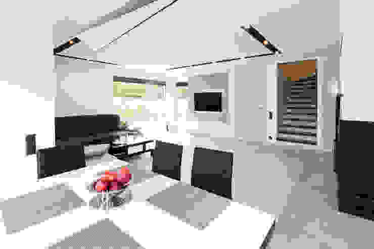 Dom monochromatyczny - realizacja, in2home in2home Minimalist dining room White