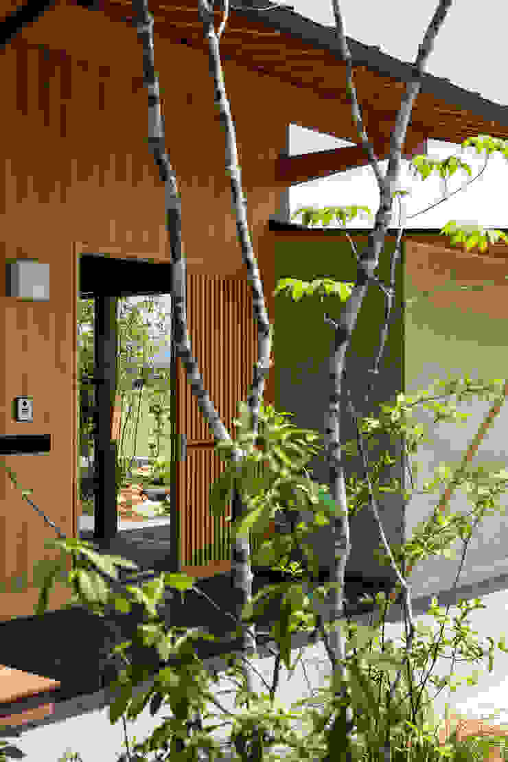 小笠原建築研究室 Modern Corridor, Hallway and Staircase Wood Beige