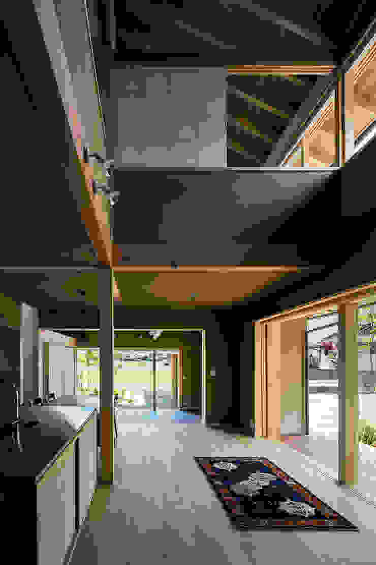 小笠原建築研究室 Modern living room Solid Wood Beige