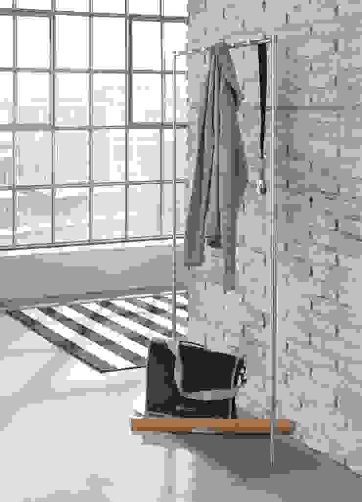 Kleiderständer und Garderobenständer in Edelstahl Design , PHOS Design GmbH PHOS Design GmbH Minimalist corridor, hallway & stairs Iron/Steel Metallic/Silver