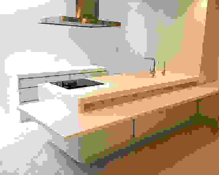白にこだわったキッチン K FORM オリジナルデザインの キッチン 木 白色 キャビネット＆棚
