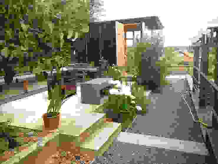 pickartzarchitektur-BaM2-Sichtbeton-Feuerterrasse mit Teehaus pickartzarchitektur Minimalistischer Garten Beton Grau Feuerplatz