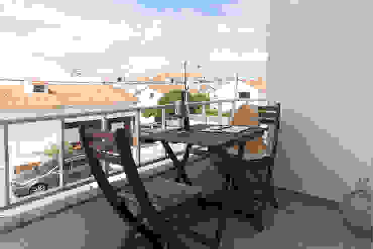 exterior . Varanda por Staging Factory Moderno