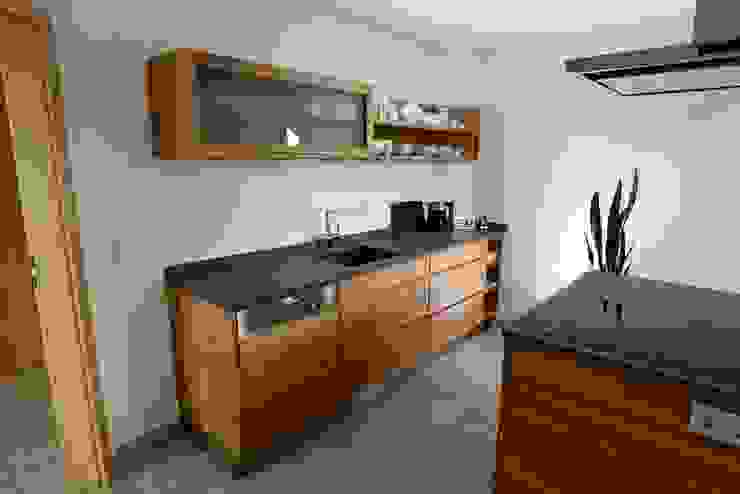 Holzküche in Eiche mit Granit-Arbeitsplatte und Unterbaubecken HENCHE Möbelwerkstätte Moderne Küchen Holz Braun Küche vom Schreiner,Vollholzküche,Naturholzküche,aus eigener Fertigun