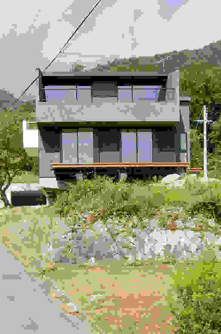 mori-湖 琵琶湖を望む家 / 外観2 一級建築士事務所アールタイプ モダンな 家 緑 琵琶湖,傾斜地,浮遊感