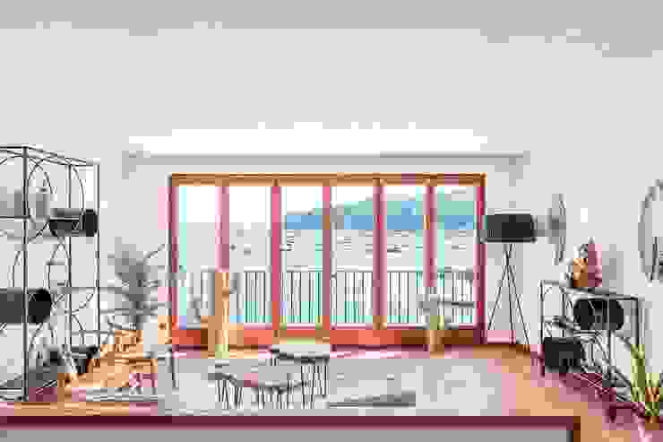 Living room Markham Stagers Śródziemnomorski salon Mediterranean style,coastal,modern rustic,new rustic,sea views,home staging,terracota tiles,big window,french doors