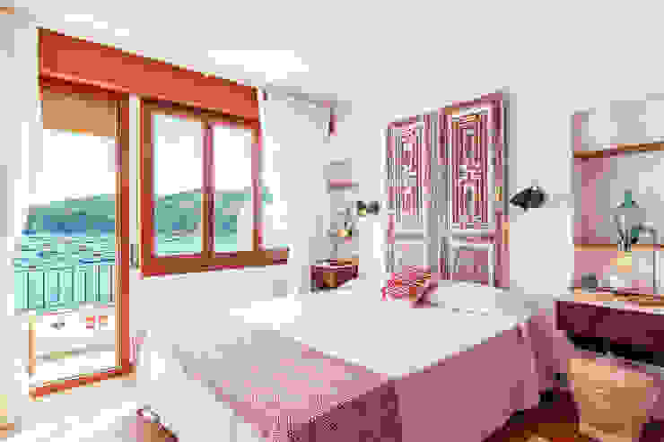 Master bedroom Markham Stagers Śródziemnomorska sypialnia Mediterranean style,neo rustic,modern rustic,coastal,sea views,antique furniture,headboard,master bedroom