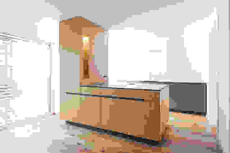 Einbauküche mit Insel in Eiche, Hildinger und Koch Hildinger und Koch Moderne Küchen Holz Grau Möbel,Arbeitsplatte,Gebäude,Zapfhahn,Waschbecken,Fenster,Holz,Rollo,Zimmerpflanze,Innenarchitektur