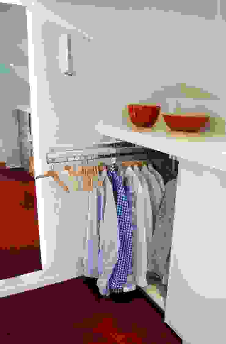 Praktisch - ausziehbare Kleiderstangen für faltenfreie Hemden Schreinerei & Innenausbau Fuchslocher in Ilsfeld (BW) Moderne Ankleidezimmer Kleiderschrank,Schrank,Kleiderstange,Lösung,Platzsparend