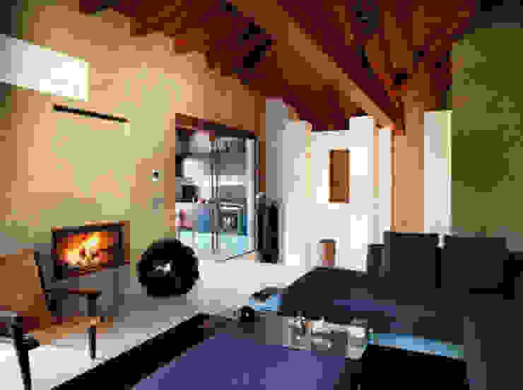 Zona giorno Daniele Franzoni Interior Designer - Architetto d'Interni Soggiorno moderno Legno Beige soggiorno,zona giorno,camino,divani
