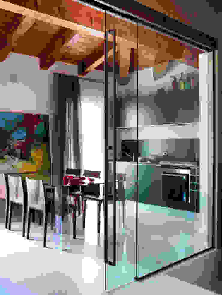 Cucina Daniele Franzoni Interior Designer - Architetto d'Interni Cucina moderna Legno composito Grigio cucina,porta scorrevole,vetro,tavolo da pranzo
