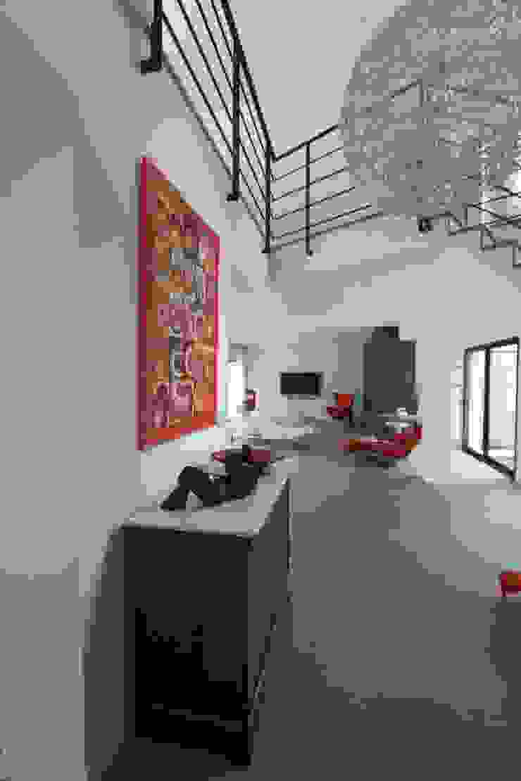 Maison contemporaine Chantilly, h(O)me attitudes by Sylvie Grimal h(O)me attitudes by Sylvie Grimal Minimalistischer Flur, Diele & Treppenhaus Eisen/Stahl Weiß Accessoires und Dekoration