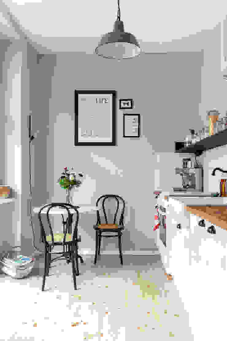 Kleine Altbauküche Kathy Kunz Interiors Skandinavische Küchen küche,kleine küche,altbau,berlin,graublau,thonet,ikea,vintage,weiße Küche,marmortisch