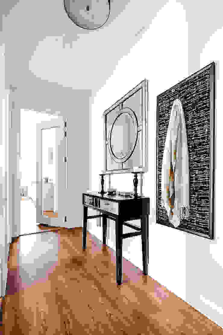 Entrance Hallway Katie Malik Interiors モダンスタイルの 玄関&廊下&階段 entrance,hall,sideboard,console,bespoke coat hanger,coat hanger,mirror