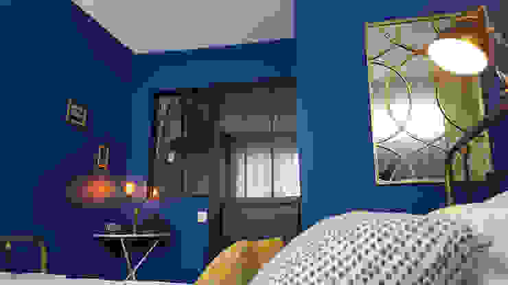 Un souffle de fraîcheur sur cet appartement du 19e: La chambre Joseph Vithaya Chambre moderne Bleu chambre,bleu,doré,blanc,miroir,verrière