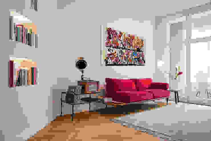 APARTMENT BERLIN II THE INNER HOUSE Moderne Wohnzimmer Grau Sofa,Teppich,Wandkunst,Stehleuchte,Vorhang