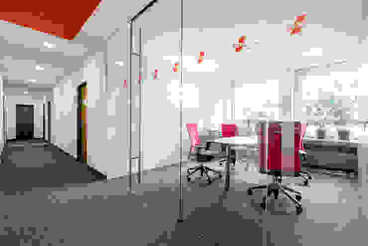 Kleiner Besprechungsraum im 1. OG mit Ganzglasabtrennung zum Flur Ohlde Interior Design Moderne Bürogebäude Glas Weiß