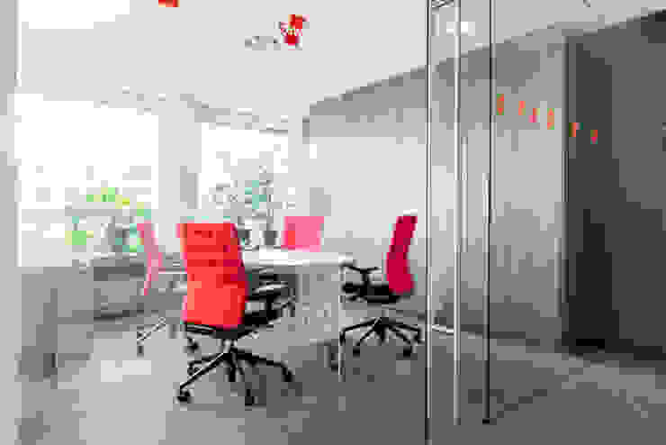 Kleiner Besprechungsraum im 1. OG mit Ganzglasabtrennung zum Flur Ohlde Interior Design Moderne Bürogebäude Glas Weiß