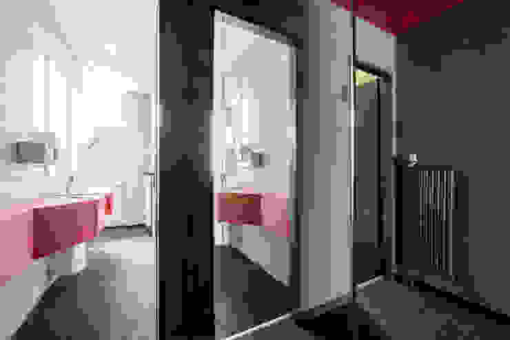 Blick in ein WC Ohlde Interior Design Moderne Bürogebäude MDF Weiß