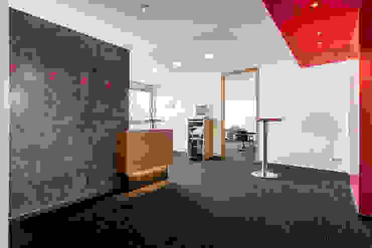 Empfangsbereich im Seminarbereich des 3. OG Ohlde Interior Design Moderne Bürogebäude Holz-Kunststoff-Verbund Schwarz