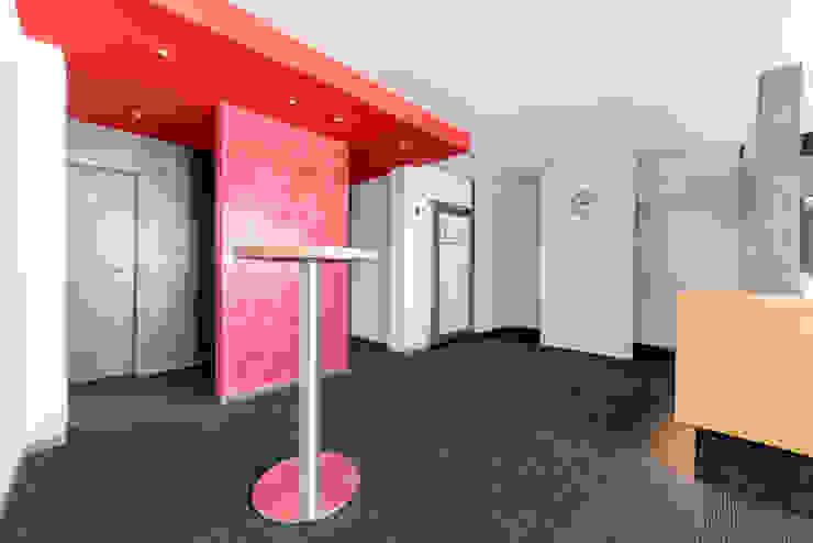 Ansicht Empfangsbereich des Seminarbereichs 3. OG Ohlde Interior Design Moderne Bürogebäude Stein Weiß