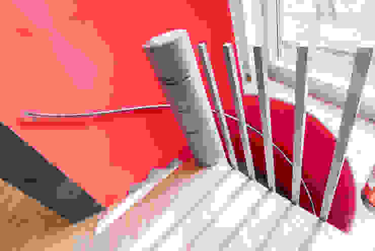 Kellertreppe zum Raucherraum Ohlde Interior Design Moderne Bürogebäude Stein Rot