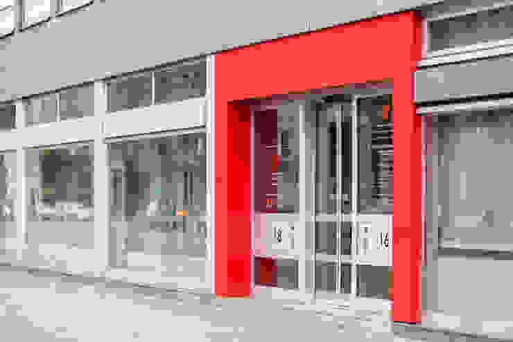 Haupteingang in den typischen Farben Ohlde Interior Design Moderne Bürogebäude Aluminium/Zink Rot