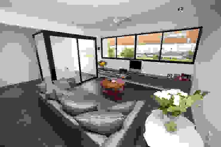 homify Ruang Keluarga Minimalis Keramik Grey livingroom,minimalist,interiordesign