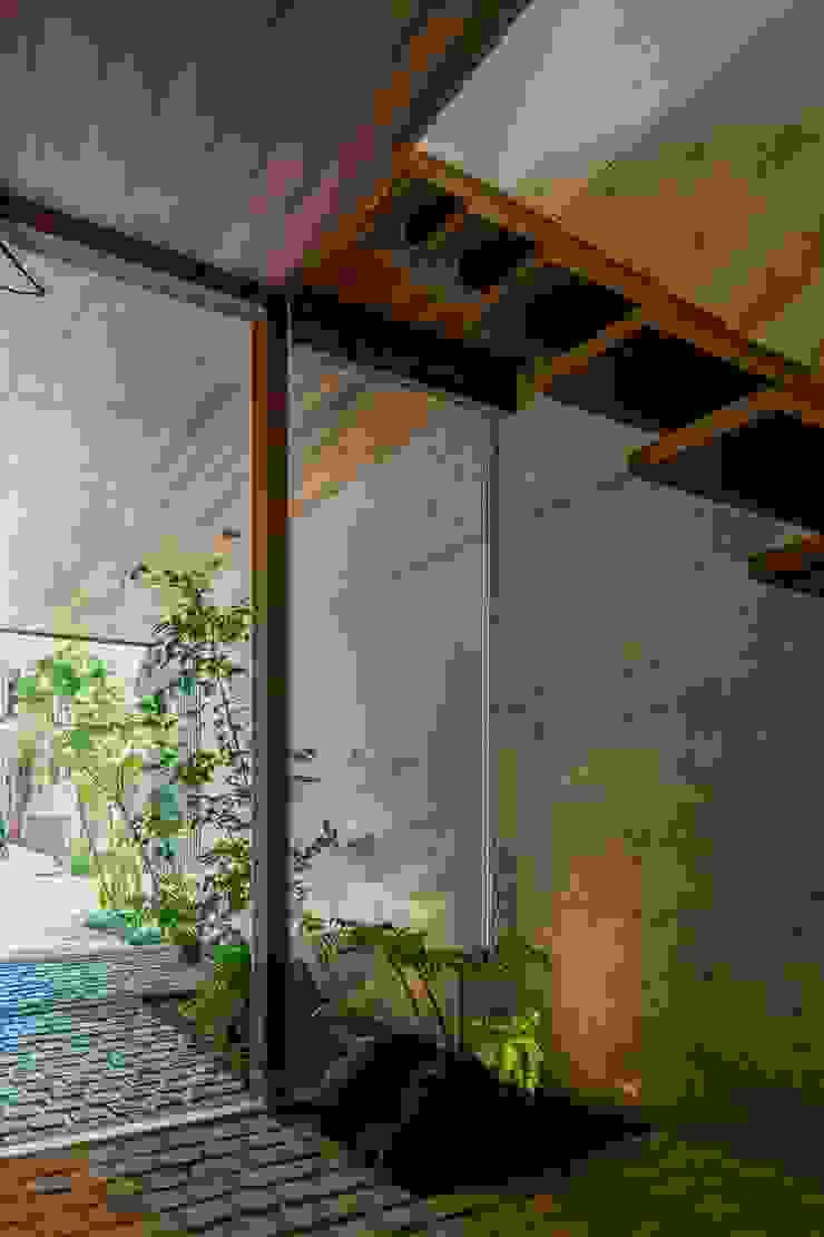 ツボ庭 今井賢悟建築設計工房 モダンスタイルの 玄関&廊下&階段 コンクリート 木目調 坪庭,木製玄関ドア