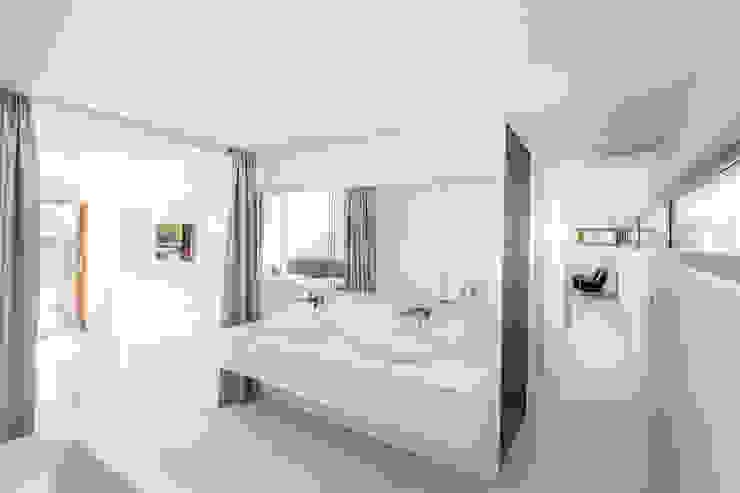 Haus DN, Henecka Architekten BDA Henecka Architekten BDA Moderne Badezimmer Weiß