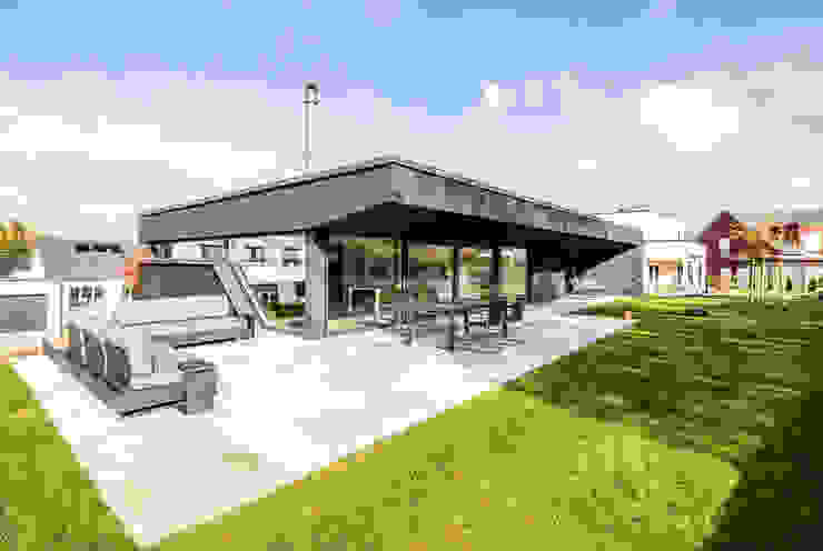 Haus DN, Henecka Architekten BDA Henecka Architekten BDA Einfamilienhaus Schwarz Himmel,Wolke,Pflanze,Haus,Schatten,Grundstück,Gebäude,Urban design,Gras,Freizeit