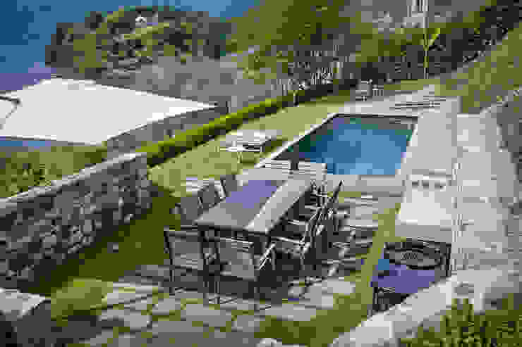 VL piscina_Progetto di una piscina e sistemazione delle aree esterne*, Chantal Forzatti architetto Chantal Forzatti architetto Giardino con piscina Pietra Grigio
